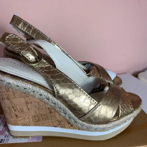 Sandals / wedges., size 7. Gold color. - Picture 2 of 10